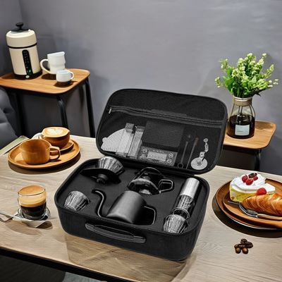 Les amateurs de café ont un ensemble de démarrage de style classique avec un broyeur, une casserole et des ustensiles.