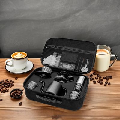 Les amateurs de café ont un ensemble de démarrage de style classique avec un broyeur, une casserole et des ustensiles.