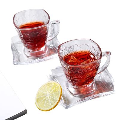 Un ensemble de tasses et de soucoupes de café en porcelaine céramique de design simple pour la décoration intérieure