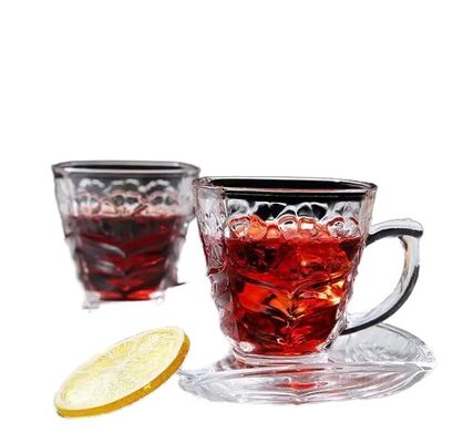 Un ensemble de tasses et de soucoupes de café en porcelaine céramique de design simple pour la décoration intérieure