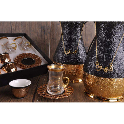 Ensemble de tasses et de soucoupes en céramique artisanale