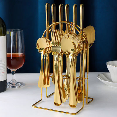 Couverts d'or, couverts en acier inoxydable pour une cuisine élégante dans les restaurants 101
