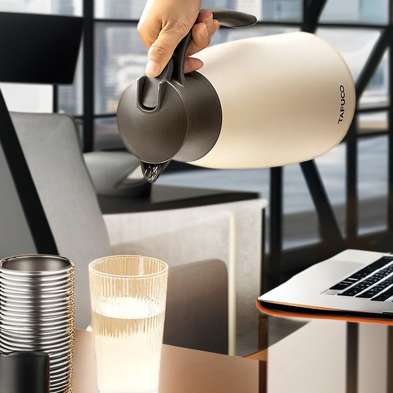 Une cafetière et une théière isolées en acier inoxydable incontournable pour les hôtels Les compagnies aériennes Les restaurants