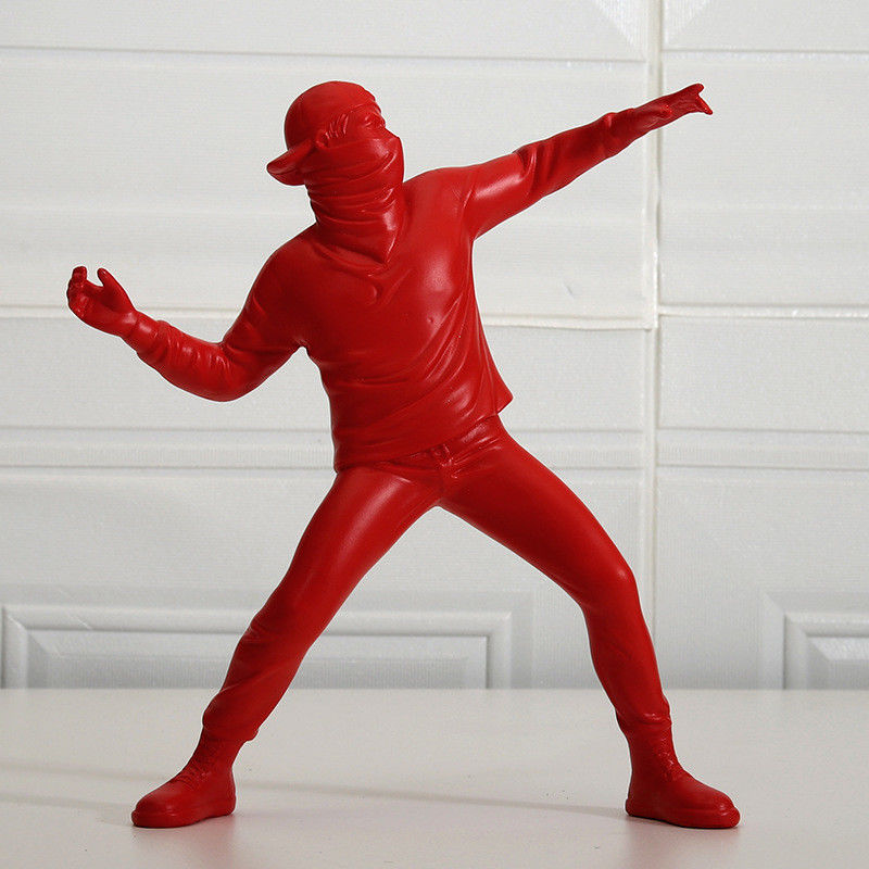 Modèle de résine verticale Banksy Flore lançant des garçons contemporain Art déco Cross Mirror