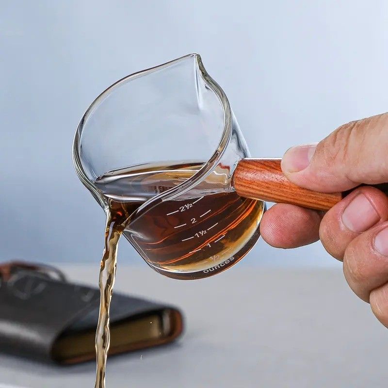 Coupe de mesure en verre borosilicate transparent de 100 ml avec un design minimaliste