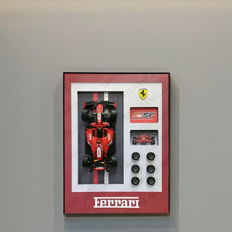 Des voitures de sport Porsche personnalisées et de beaux modèles de maisons exposés dans un cadre murale pour une décoration de maison à la mode