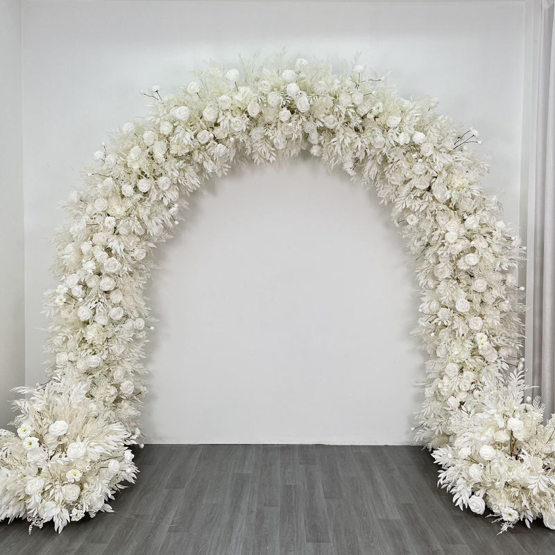 Un magnifique arc en forme de cœur pour les accessoires de mariage