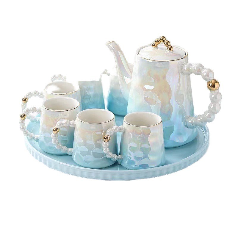 Des tasses de café en céramique en forme de coquille rose et une soucoupe pour les amateurs de thé