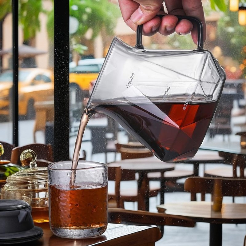 Versez sur la cafetière avec du verre borosilicate résistant à la chaleur et un filtre à goutte à goutte métallique