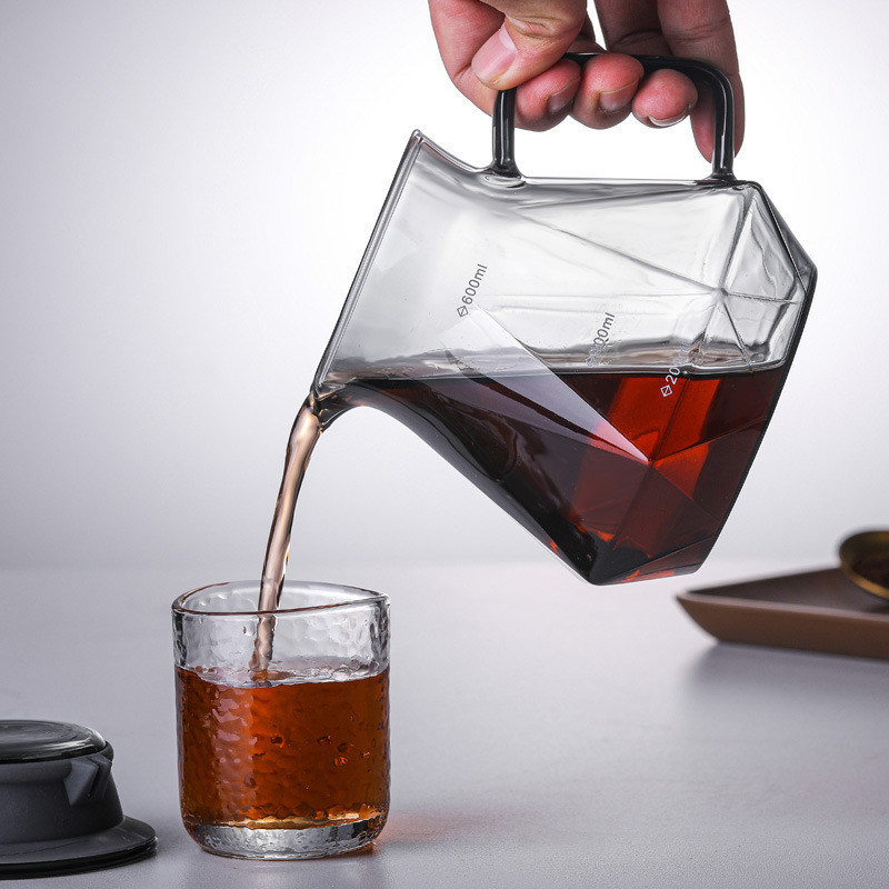 Bocal de café en verre borosilicate résistant à la chaleur versé sur une tasse à goutte à goutte avec filtre à expresso