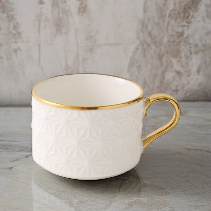 Une tasse de thé nordique moderne en os de luxe avec des couleurs personnalisées et des ustensiles en bambou