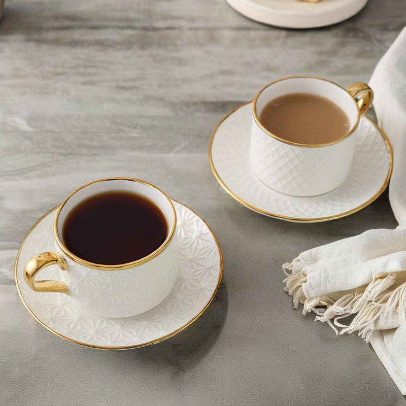 Un ensemble de tasses de thé et de soucoupes en porcelaine en céramique de design moderne pour un design nordique blanc