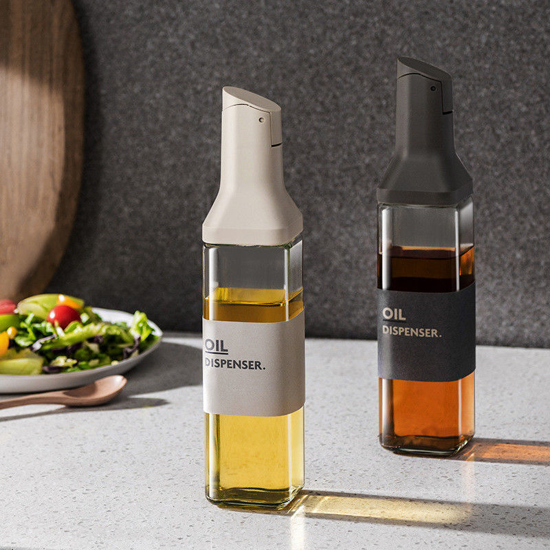 Une cruche d'huile en verre de 500 ml de capacité avec un design moderne étanche et un distributeur de sauces