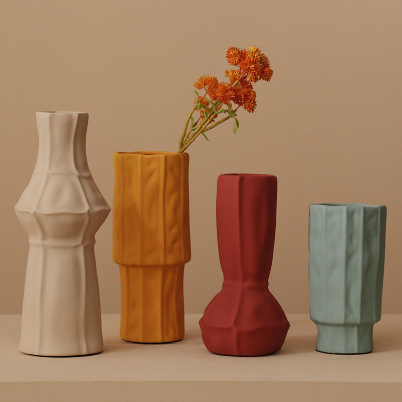 Vase en céramique vitrée en forme spéciale dans un design moderne et élégant pour les mariages et la maison