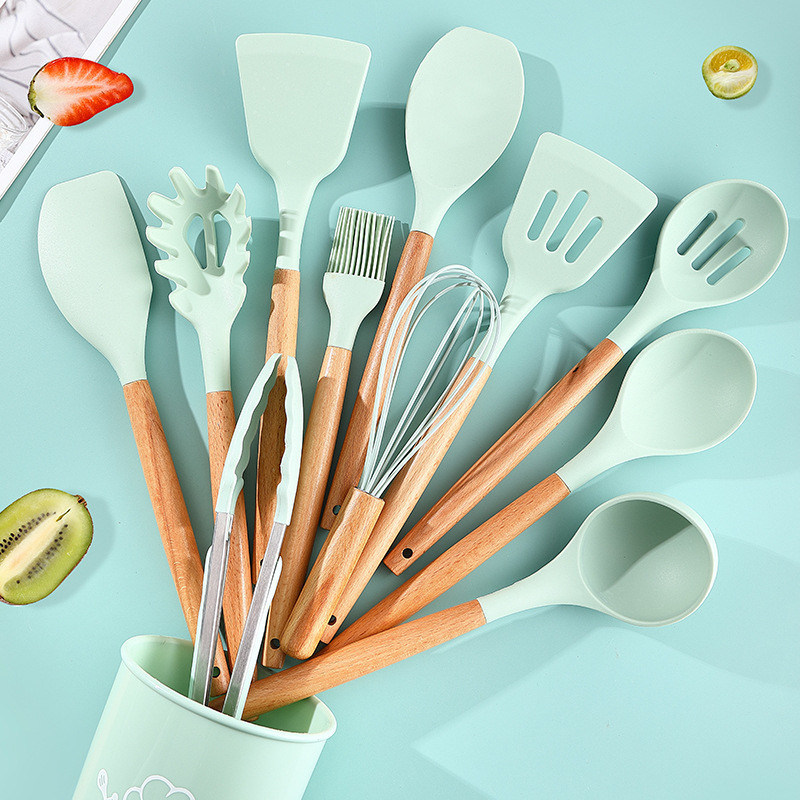 Un ensemble d'outils de cuisine durable avec une spatule en silicone antiadhésif et une poignée en bois