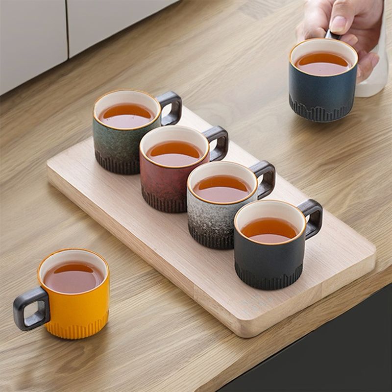 Une tasse de café en céramique nordique compacte de 50 ml avec conception country et poignée en bois