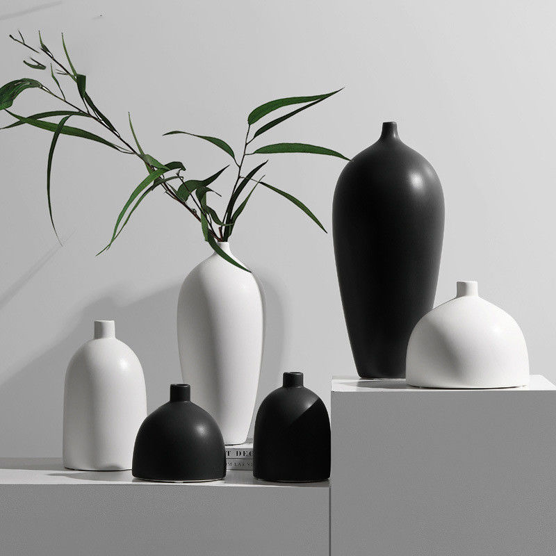 Ajoutez une touche de sophistication à votre maison avec ce vase en céramique en noir et blanc