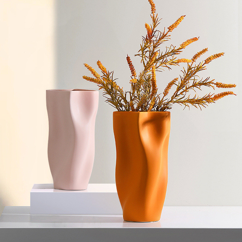 Pièces de décoration pour la maison Vase en céramique avec un design de panier de papier simple et un glaçage mat