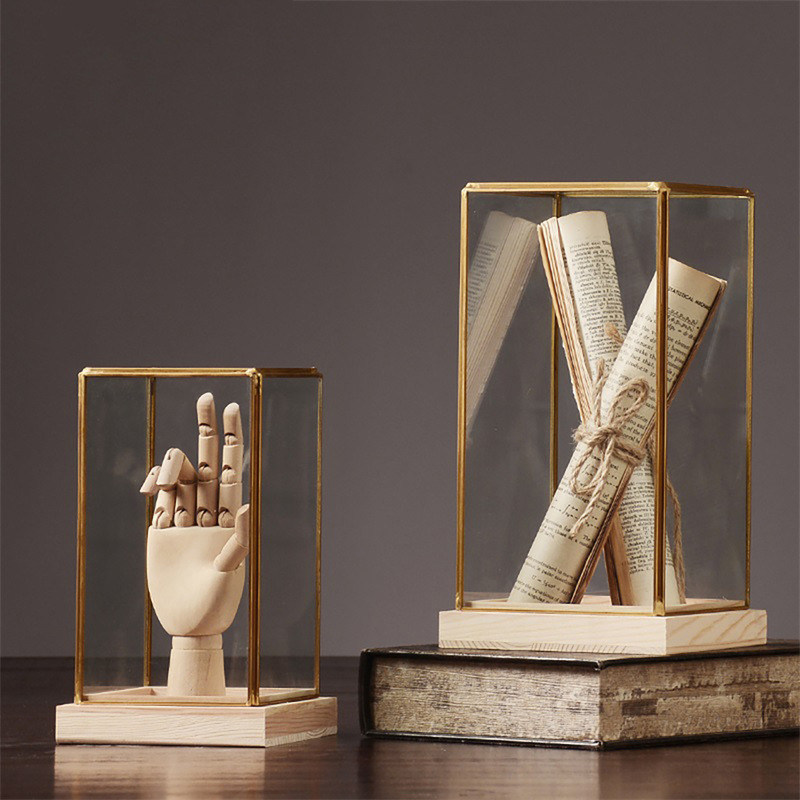 Pièces de décoration pour la maison Luxe boîte d'affichage en verre nordique avec marge en laiton Base en bois Logo personnalisé