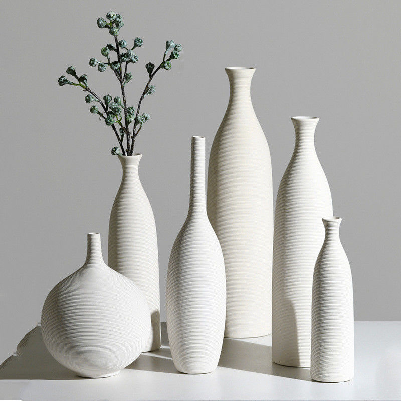 Vase en céramique blanche moderne et élégante pour la décoration du salon et les arrangements floraux frais