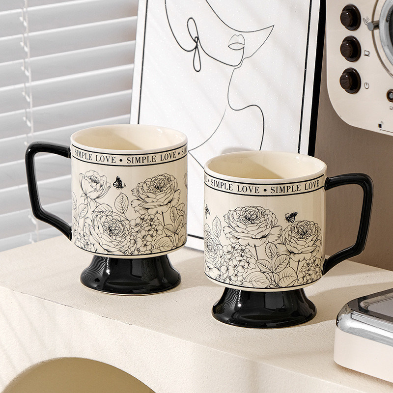 Attractive tasse à cuillère en céramique rétro, parfaite pour le bureau ou le café.