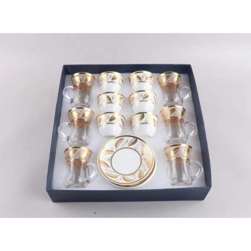 Des tasses à thé en verre et des assiettes en céramique personnalisées